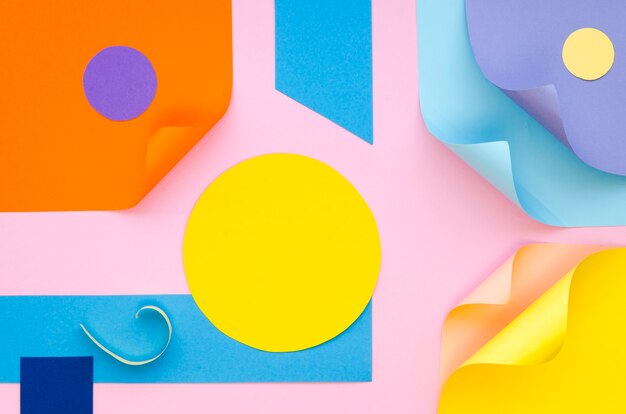 Widok z góry na kolorowy papier geometrii i kształtów