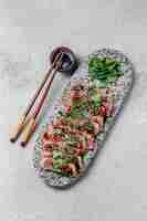 Bezpłatne zdjęcie widok z góry na kompozycję japońskiego posiłku