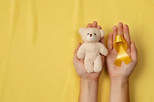 Bezpłatne zdjęcie widok z góry na koncepcyjne zabawki miesiąca świadomości raka u dzieci,