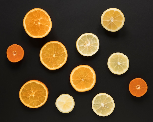 Bezpłatne zdjęcie widok z góry na plasterki pomarańczy i cytryny