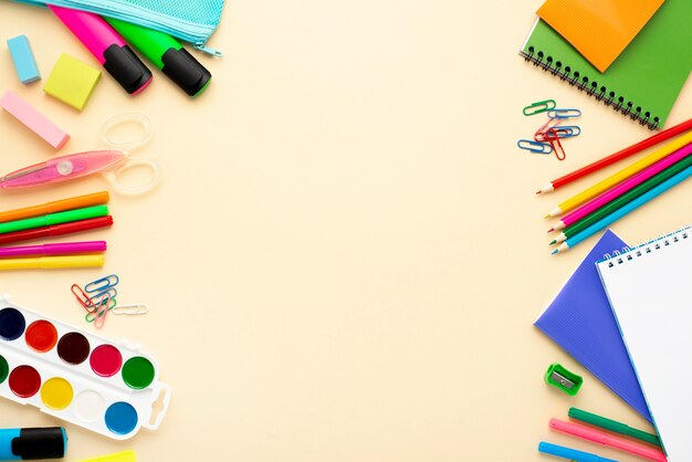 Widok z góry na przybory szkolne z kolorowymi ołówkami i notatnikami