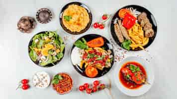 Bezpłatne zdjęcie widok z góry na pyszne dania dla smakoszy z różnymi warzywami i mięsem
