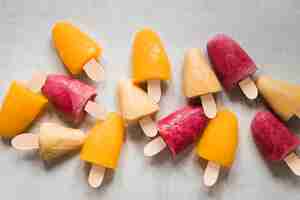 Bezpłatne zdjęcie widok z góry na pyszne owocowe lody popsicles