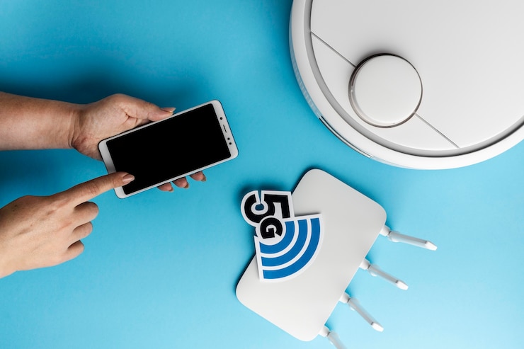 Bezpłatny plik Zdjęcie widok z góry na router wi-fi ze smartfonem i odkurzaczem