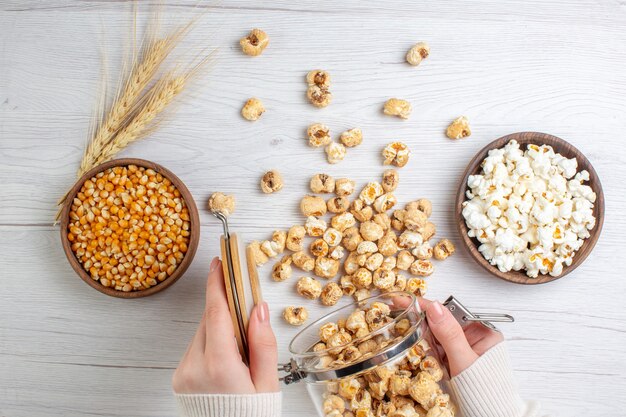 Widok z góry na słodki popcorn na jasnej powierzchni