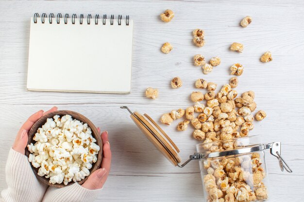 Widok z góry na słodki popcorn z solonym popcornem na jasnej powierzchni