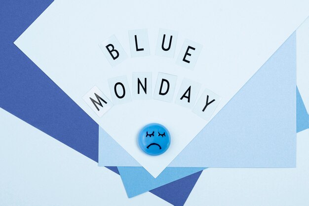 Widok z góry na smutną twarz na niebieski poniedziałek