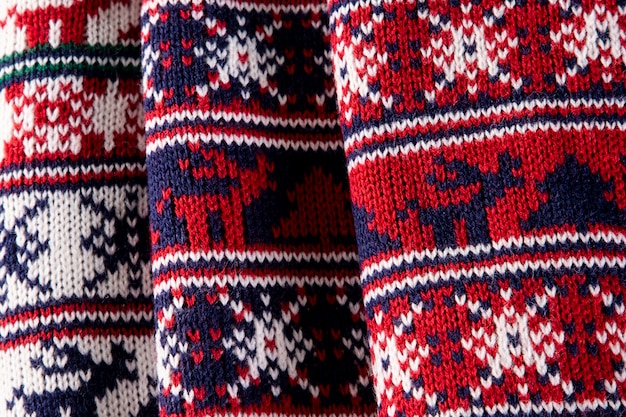Widok z góry na świąteczny układ swetrów