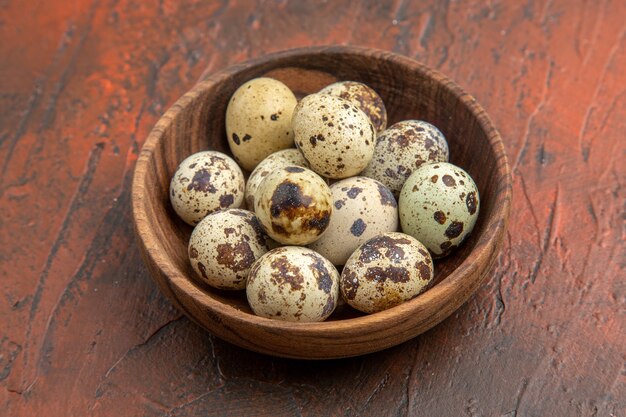 Widok z góry na świeże jajko z farmy w drewnianym garnku na brązowym stole