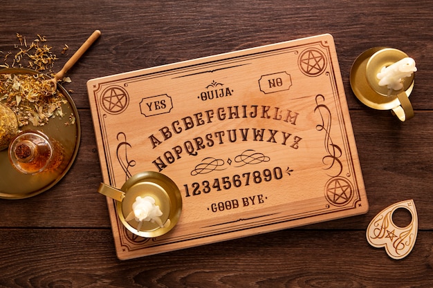 Widok Z Góry Na Tablicę Ouija I Ciasto?