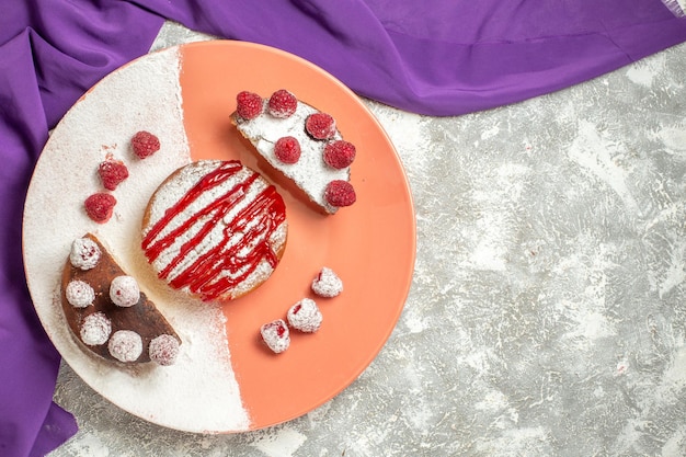 Widok z góry na talerz deseru na fioletowej serwetce z wolnym miejscem na tekst na marmurowym tle