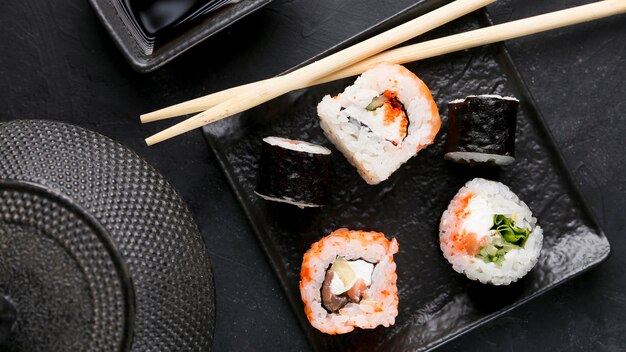 Widok z góry na talerz ze świeżym sushi