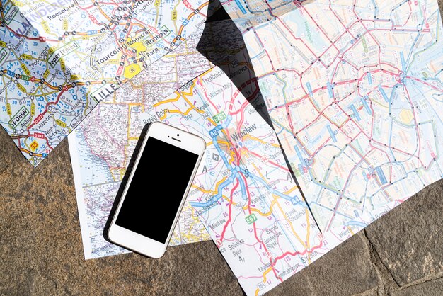 Widok z góry na telefon komórkowy na mapie Polski