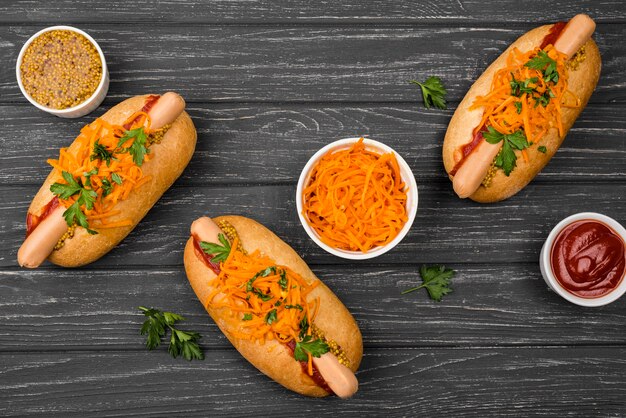 Widok z góry na układ hot-dogów