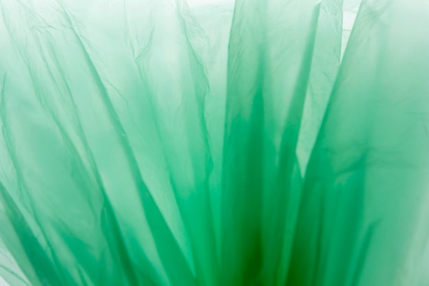 Widok z góry na układ zielonych toreb plastikowych