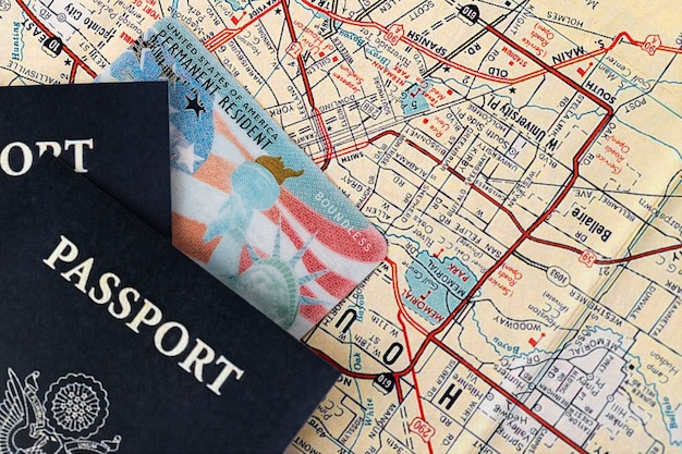 Bezpłatne zdjęcie widok z góry na zieloną kartę i paszporty