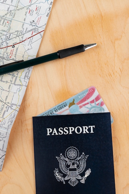 Bezpłatne zdjęcie widok z góry na zieloną kartę i układ paszportowy