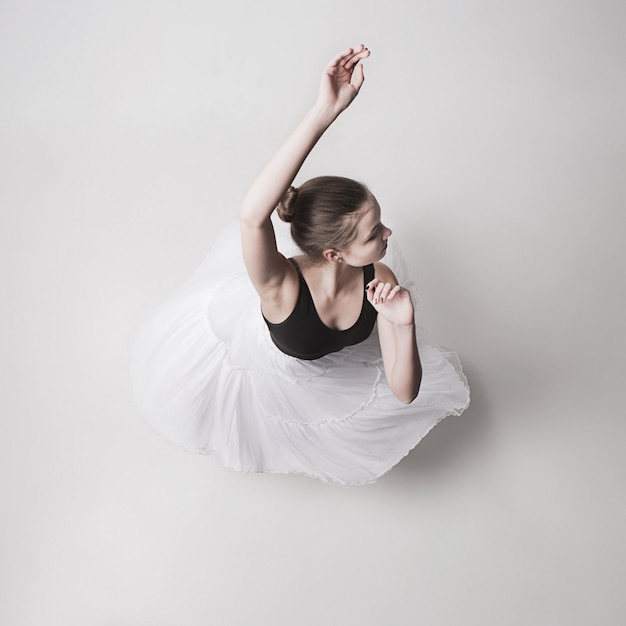 Widok z góry nastoletniej baletnicy na białej przestrzeni