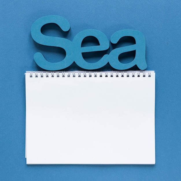 Bezpłatne zdjęcie widok z góry notebooka z morzem