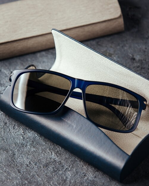 Widok z góry nowoczesne niebieskie okulary przeciwsłoneczne na szarym tle na białym tle okulary przeciwsłoneczne elegancja