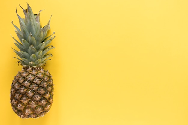 Widok z góry organiczny ananas z miejsca kopiowania