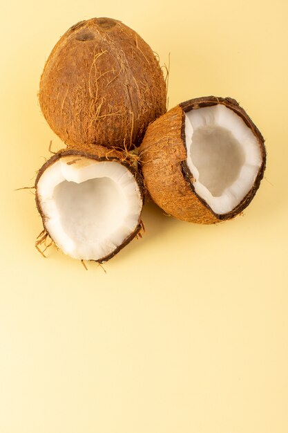 Widok z góry orzechy kokosowe w plasterkach mleczny świeży łagodny na kremowym kolorze
