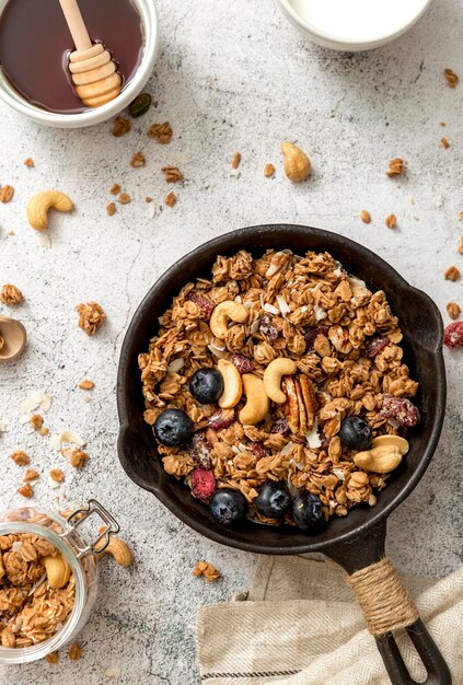 Widok z góry patelni z pyszną muesli