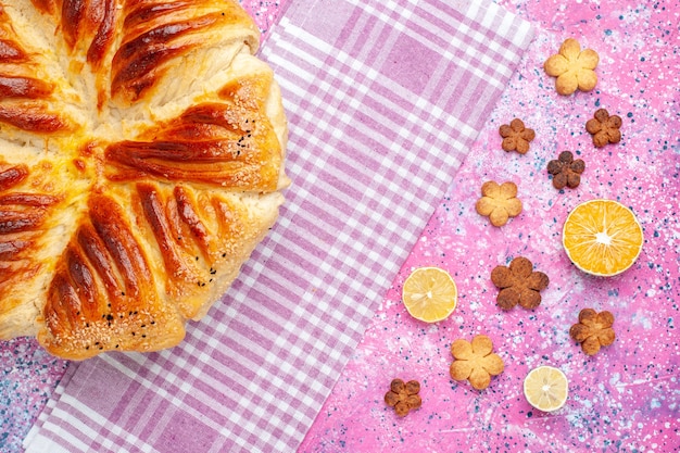 Bezpłatne zdjęcie widok z góry pieczone ciasto z ciasteczkami na różowym biurku.