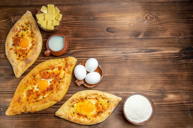 Widok z góry pieczone pieczywo jajeczne prosto z pieca na powierzchni drewnianej ciasto jajeczne bułki chleb śniadaniowy
