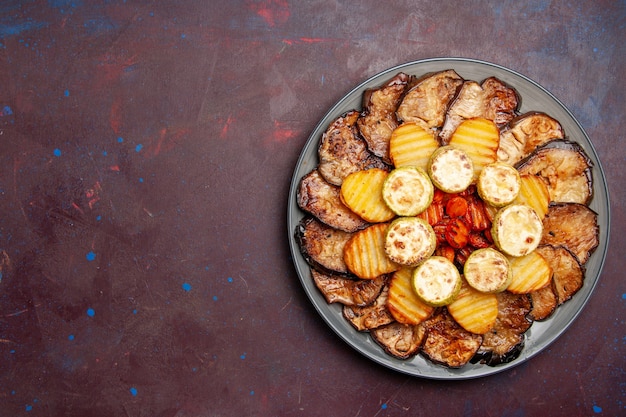 Bezpłatne zdjęcie widok z góry pieczone warzywa, ziemniaki i bakłażany prosto z piekarnika w ciemnym miejscu