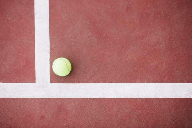 Widok z góry piłka tenisowa na rogu na polu