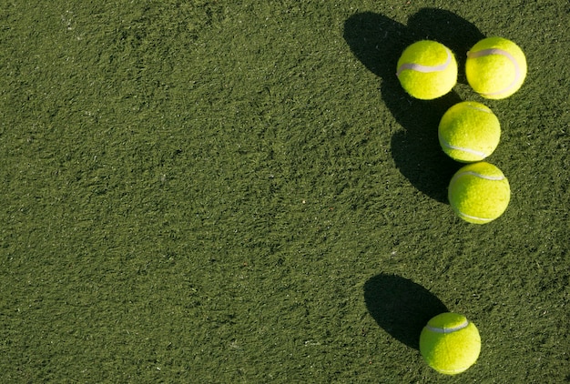 Bezpłatne zdjęcie widok z góry piłki tenisowe z miejsca na kopię