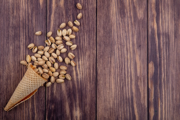 Widok Z Góry Pistacji W Rożku Waflowym Na Drewnianej Powierzchni