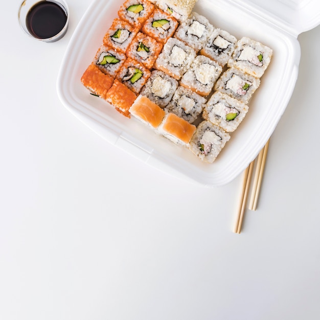 Bezpłatne zdjęcie widok z góry poke bowl z sushi