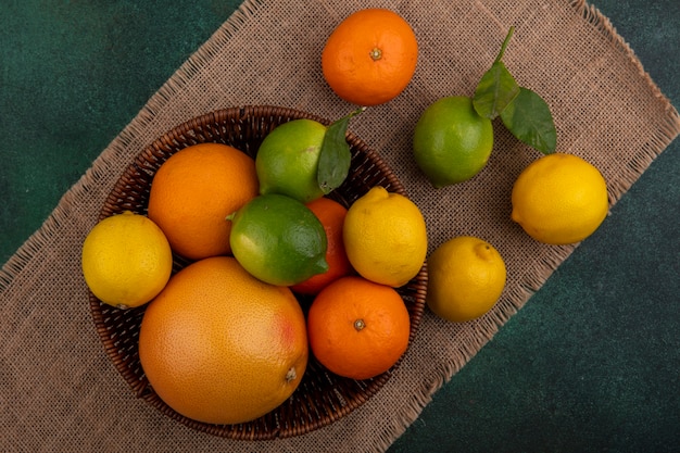 Widok Z Góry Pomarańcze Z Cytrynami Grejpfruta I Limonki W Koszu Na Beżowej Serwetce