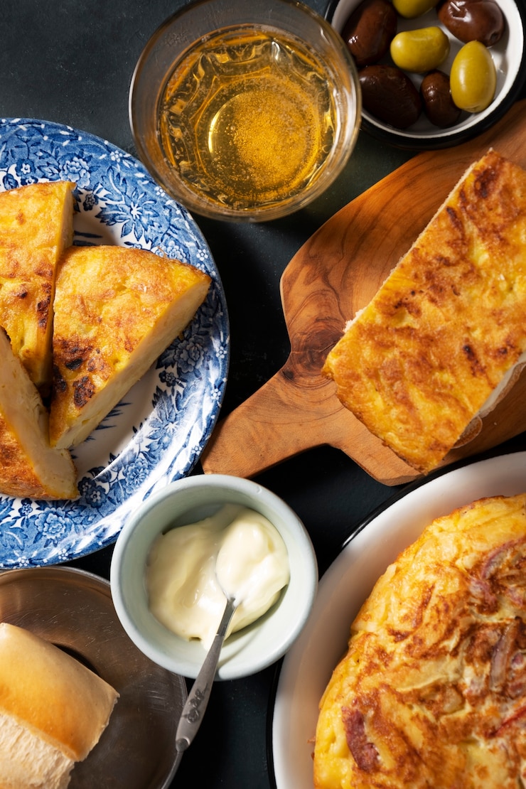 Bezpłatny plik Zdjęcie widok z góry pyszna hiszpańska tortilla martwa natura
