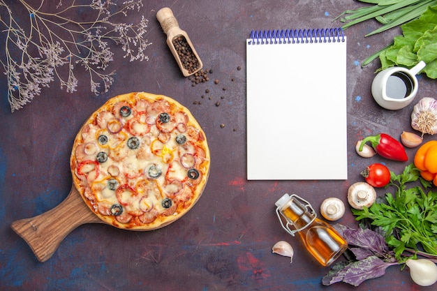 Widok z góry pyszna pizza grzybowa z serem i oliwkami na ciemnej powierzchni posiłek włoska przekąska z ciasta pizza