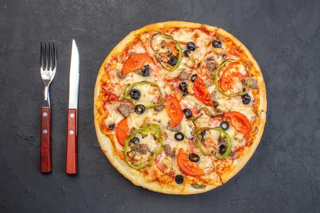 Widok z góry pyszna pizza serowa z oliwkami, papryką i pomidorami na ciemnej powierzchni