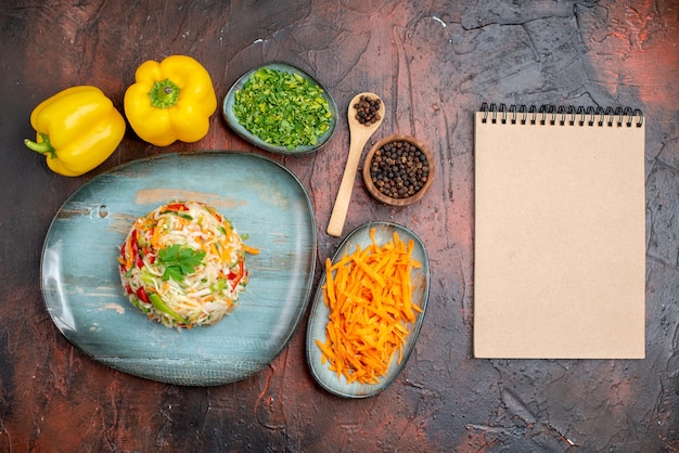 Bezpłatne zdjęcie widok z góry pyszna sałatka jarzynowa z zieleniną i marchewką na ciemnym tle kolor dojrzałe jedzenie posiłek zdrowe życie zdjęcie