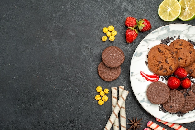 Widok Z Góry Pyszne Ciastka Choco Do Herbaty Na Ciemnym Tle Słodka Herbata Z Cukrem