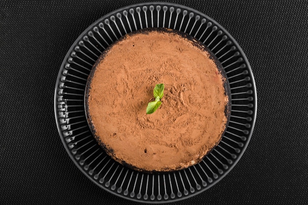 Bezpłatne zdjęcie widok z góry pyszne ciasto czekoladowe na stole