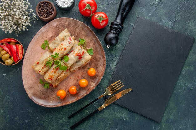 widok z góry pyszne dolma kapusta na ciemnym niebieskim tle