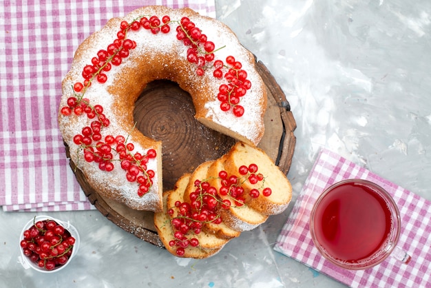 Bezpłatne zdjęcie widok z góry pyszne okrągłe ciasto ze świeżą czerwoną żurawiną i sokiem żurawinowym na białym biurku ciasto biszkoptowo-jagodowe