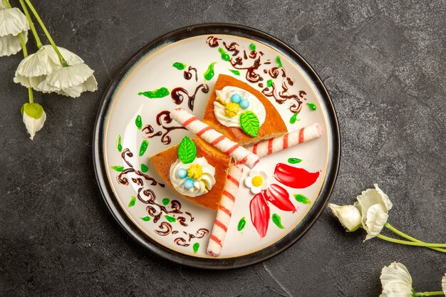 Widok z góry pyszne plastry ciasta wewnątrz zaprojektowanego talerza na szaro