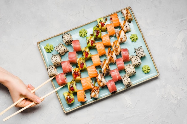 Bezpłatne zdjęcie widok z góry pyszne sushi odmiany