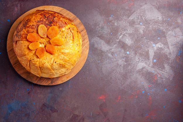 Bezpłatne zdjęcie widok z góry pyszny wschodni posiłek shakh plov składa się z gotowanego ryżu w okrągłym cieście na ciemnym tle mąka z ciasta ryżowego
