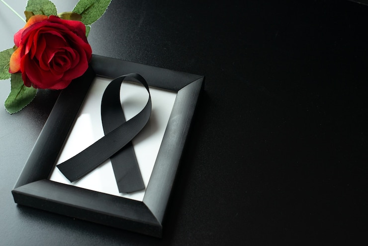 Bezpłatny plik Zdjęcie widok z góry ramki na zdjęcia z czarną kokardką na ciemnej ścianie