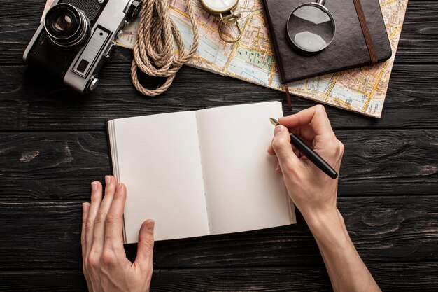 Widok z góry ręce piszące na notebooku