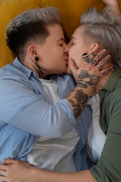 Bezpłatne zdjęcie widok z góry romantyczna para lesbijek w domu