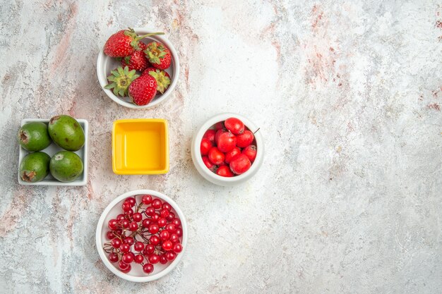 Bezpłatne zdjęcie widok z góry różne świeże owoce z feijoa na białym stole kolor owoców świeża witamina